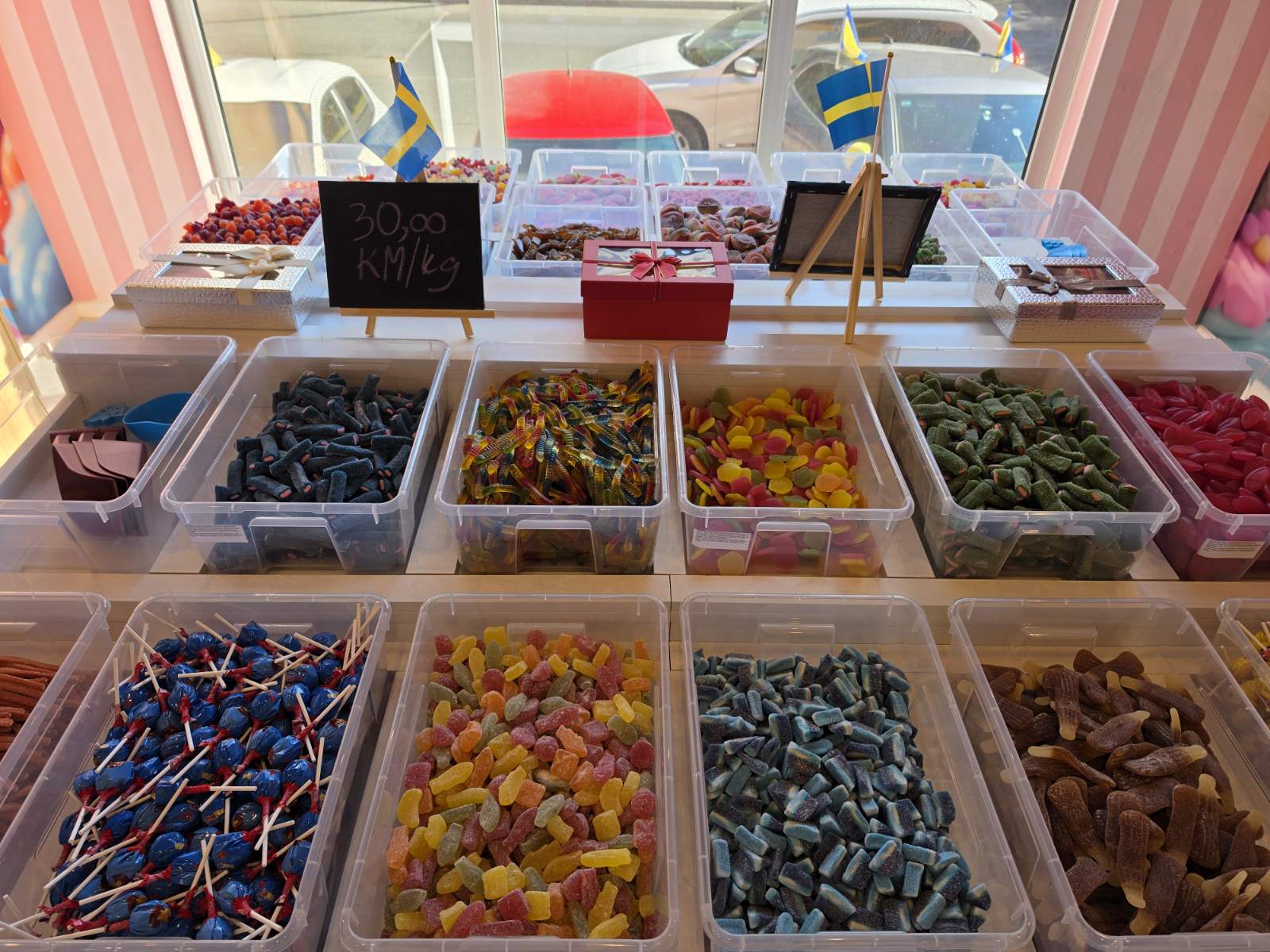 Pakovanje slatkiša u prodavnici Candyland