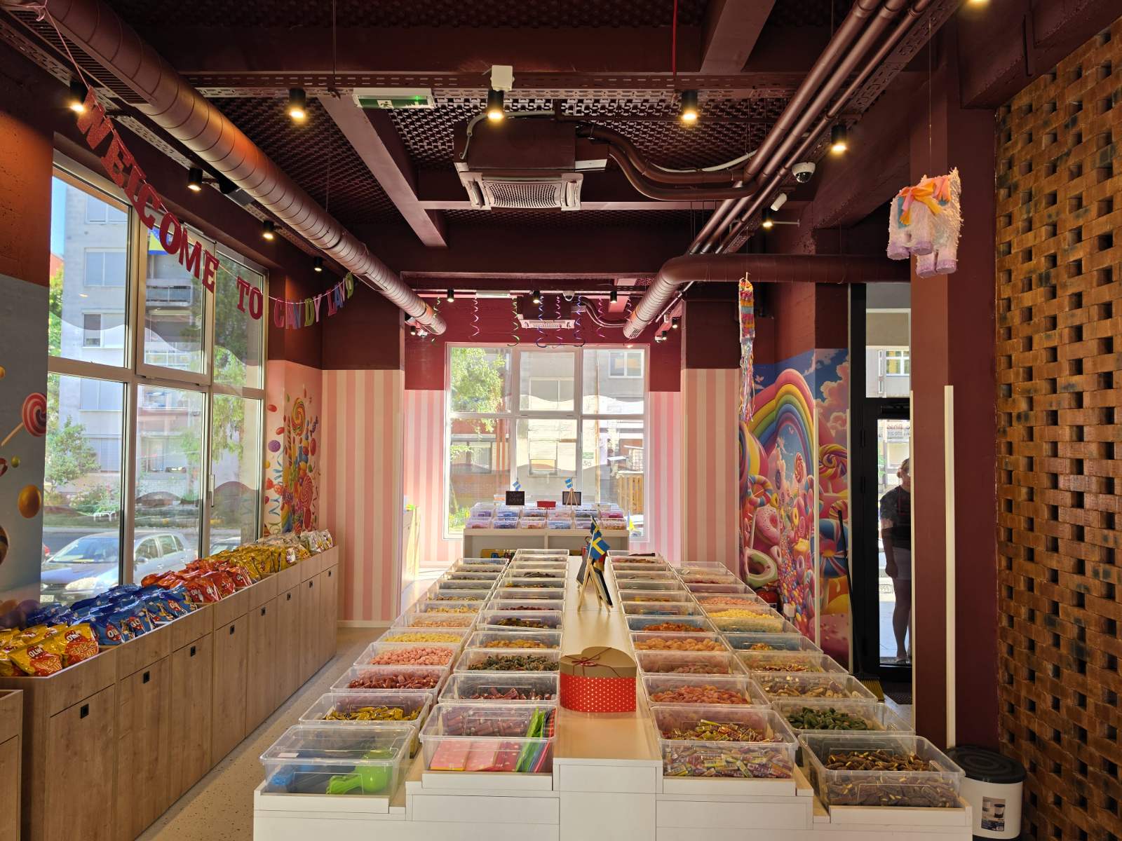 Izbor šarenih slatkiša i proizvoda u Candyland prodavnici